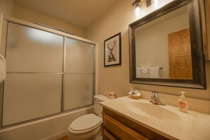 Combinazione doccia/vasca, asciugacapelli, asciugamani