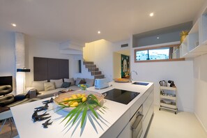 Een koelkast, een magnetron, een oven, een kookplaat