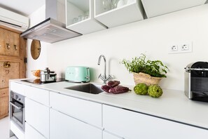 Een koelkast, een microgolfoven, een oven, een kookplaat