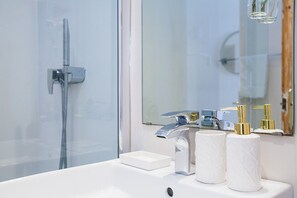 Dusche, Haartrockner, Handtücher, Shampoo