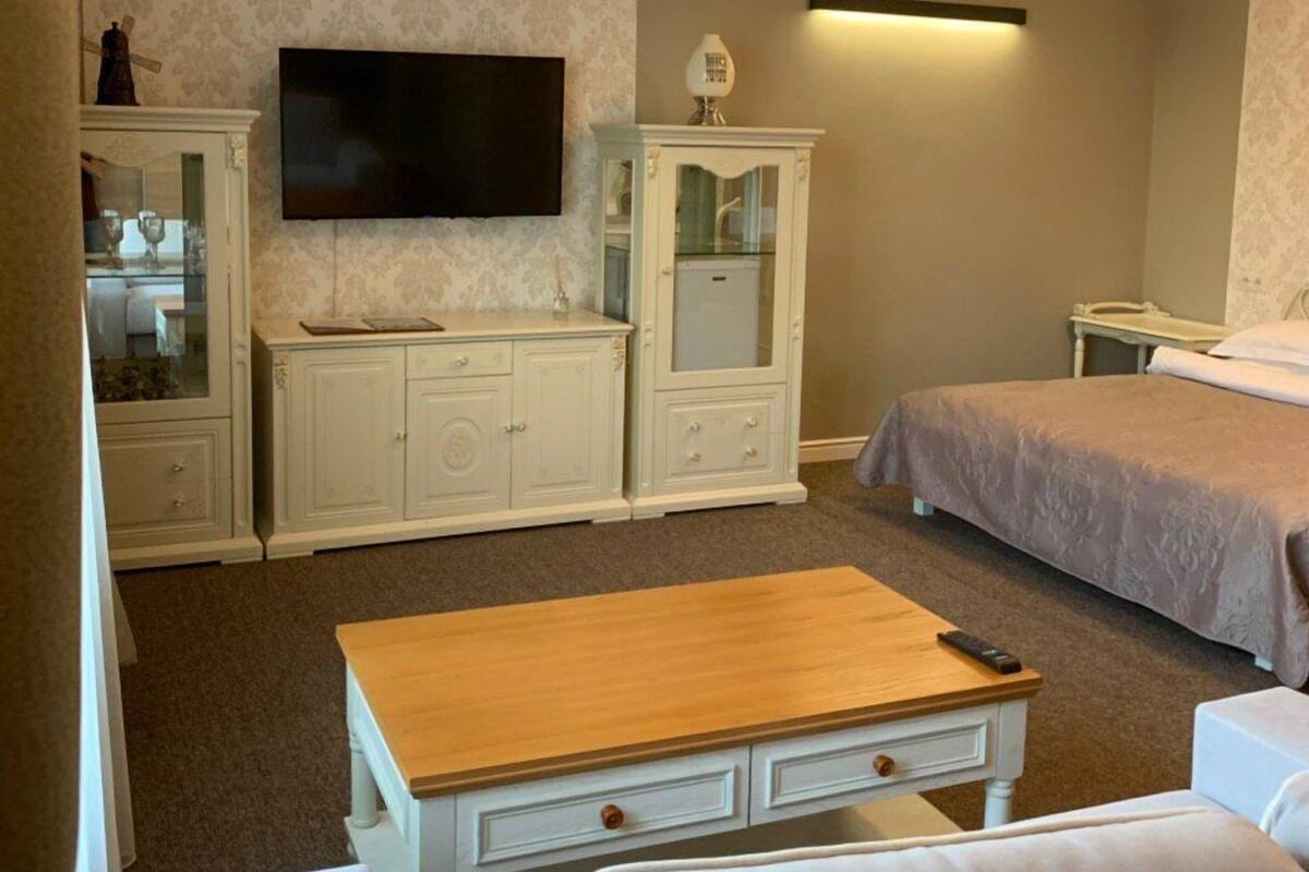 Minibar y caja de seguridad en la habitación