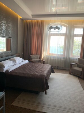 Kahden hengen junior-huone | Minibaari, tallelokero huoneessa, silitysrauta/-lauta, ilmainen Wi-Fi