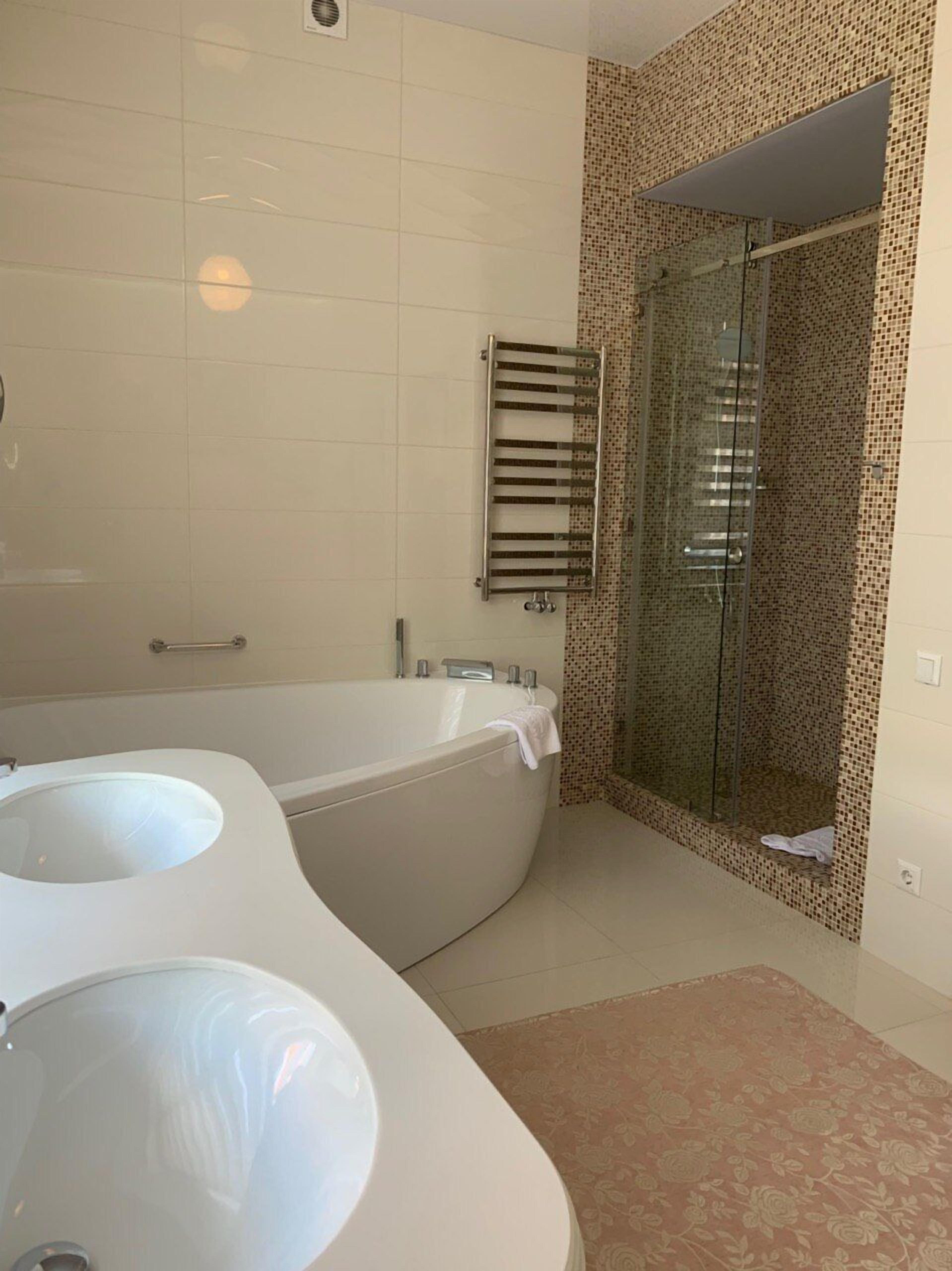 ห้องคอมฟอร์ทดับเบิล | ห้องน้ำ | ของใช้ในห้องน้ำฟรี, ไดร์เป่าผม, เสื้อคลุมอาบน้ำ, รองเท้าสวมภายในห้อง