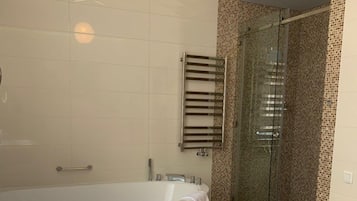 舒適雙人房 | 浴室 | 免費梳洗用品、風筒、浴袍、拖鞋