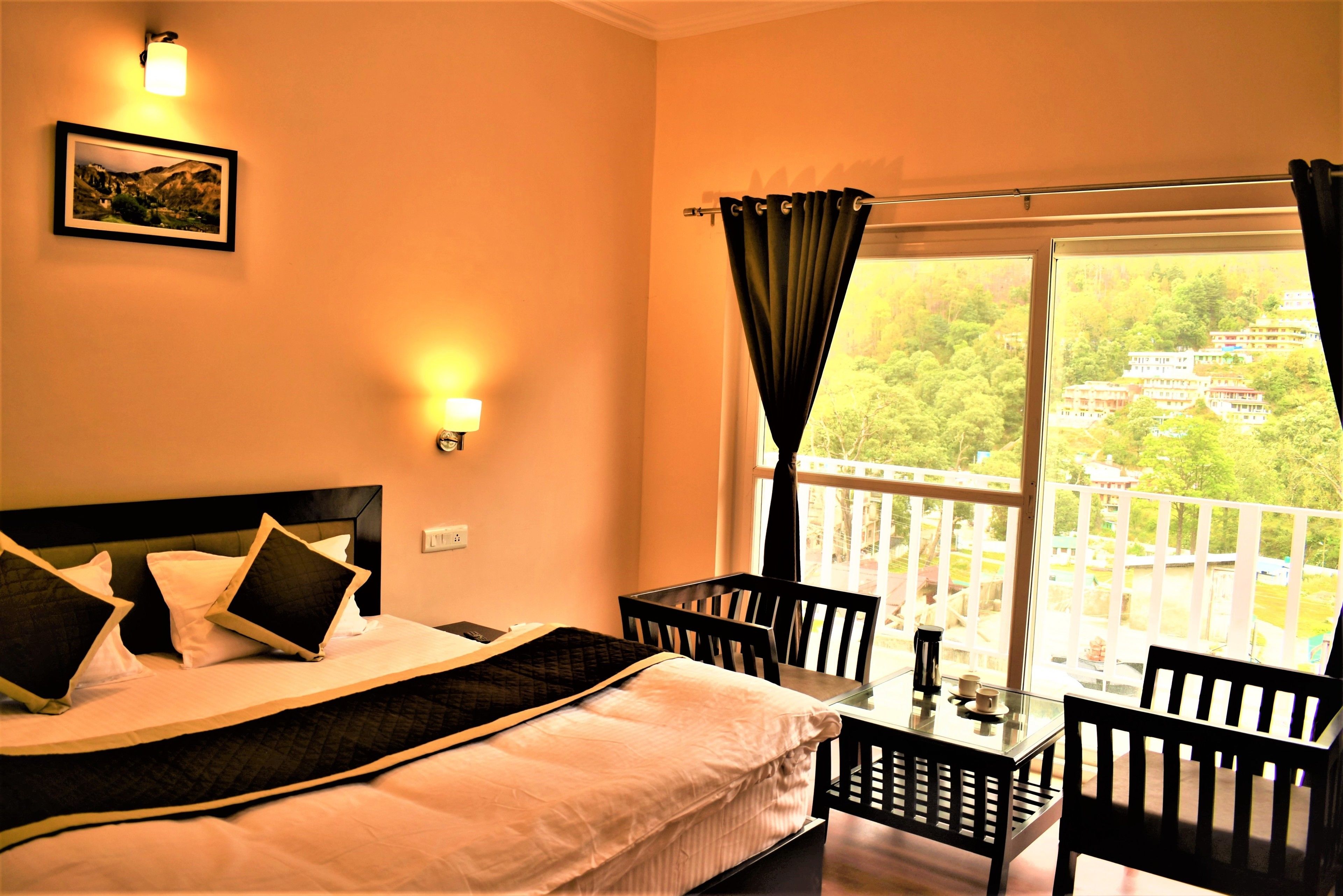 Diamond | In-room safe, individually decorated, individually furnished, desk