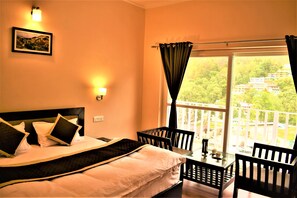 全景双人房 | 客房内保险箱、特色装修、特色家居、办公桌