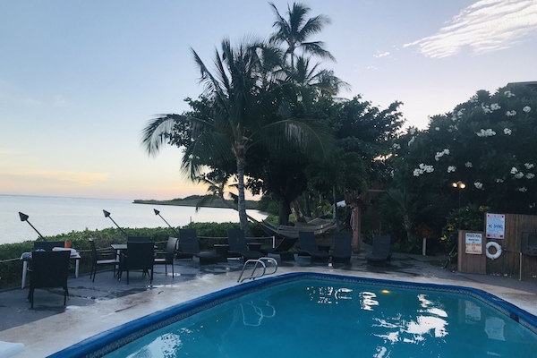 Una piscina al aire libre