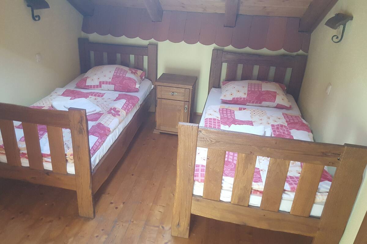 Twin Room, Shared Bathroom (5) | Desk, iron/ironing board, free WiFi, bed sheets