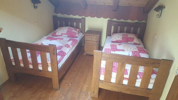 Twin Room, Shared Bathroom (5) | Desk, iron/ironing board, free WiFi, bed sheets