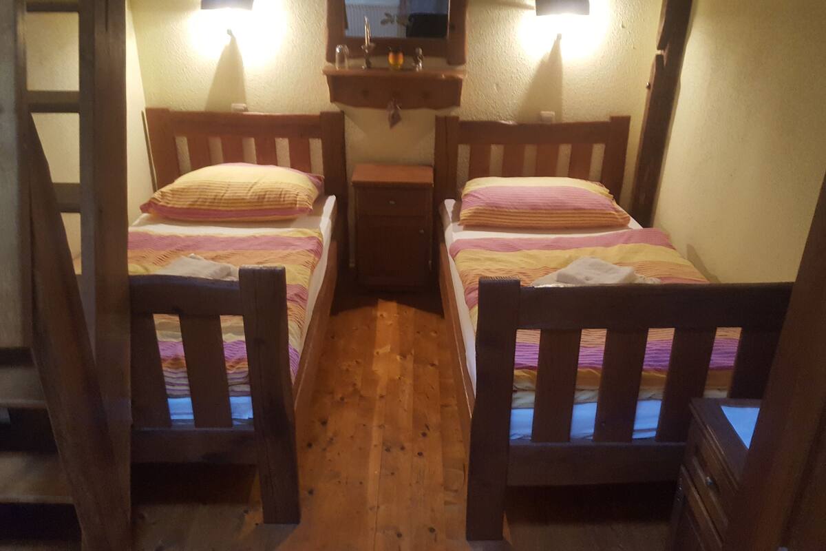 Twin Room, Shared Bathroom (4) | Desk, iron/ironing board, free WiFi, bed sheets