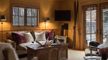 Een televisie en een open haard