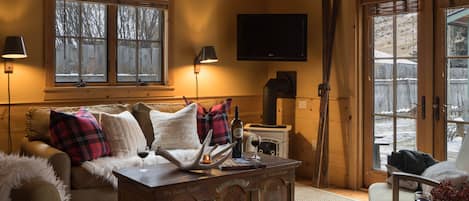 Een televisie en een open haard