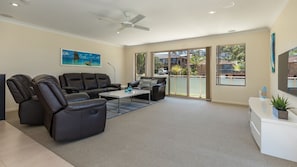 TV connectée, lecteur de DVD, livres