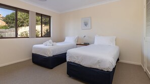 4 habitaciones, tabla de planchar con plancha, internet y ropa de cama