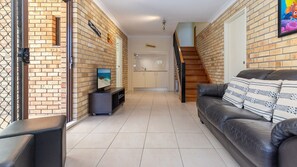 Smart-TV, DVD-spiller og bøker