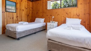 4 bedrooms, iron/ironing board, internet, bed sheets - 26 Sunbakers (Forster)