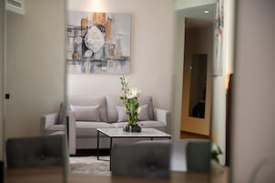 Senior Suite | Premium bedding, pillowtop beds, minibar, in-room safe