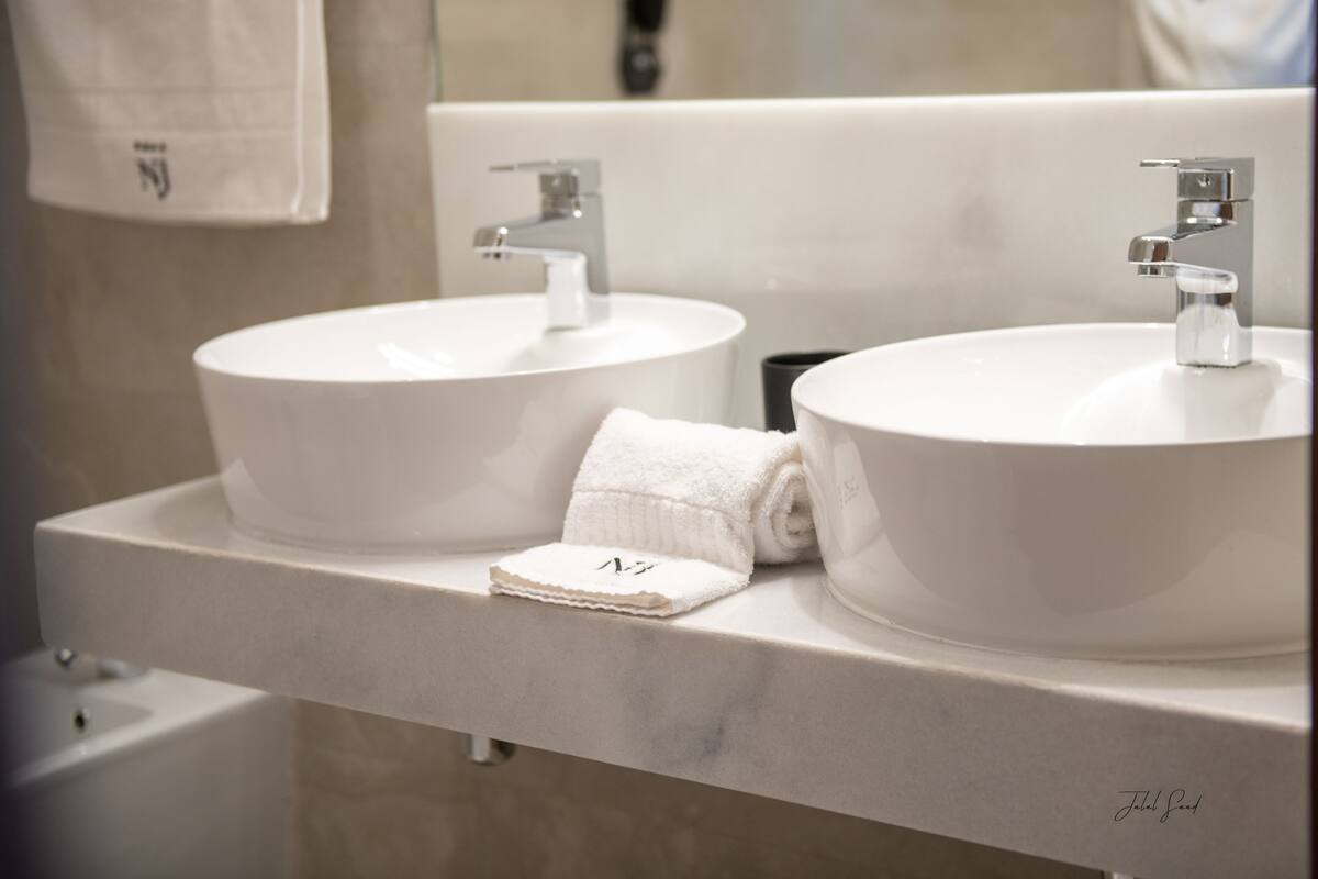junior suite, non smoking | bathroom | free toiletries, hair dryer, slippers, towels