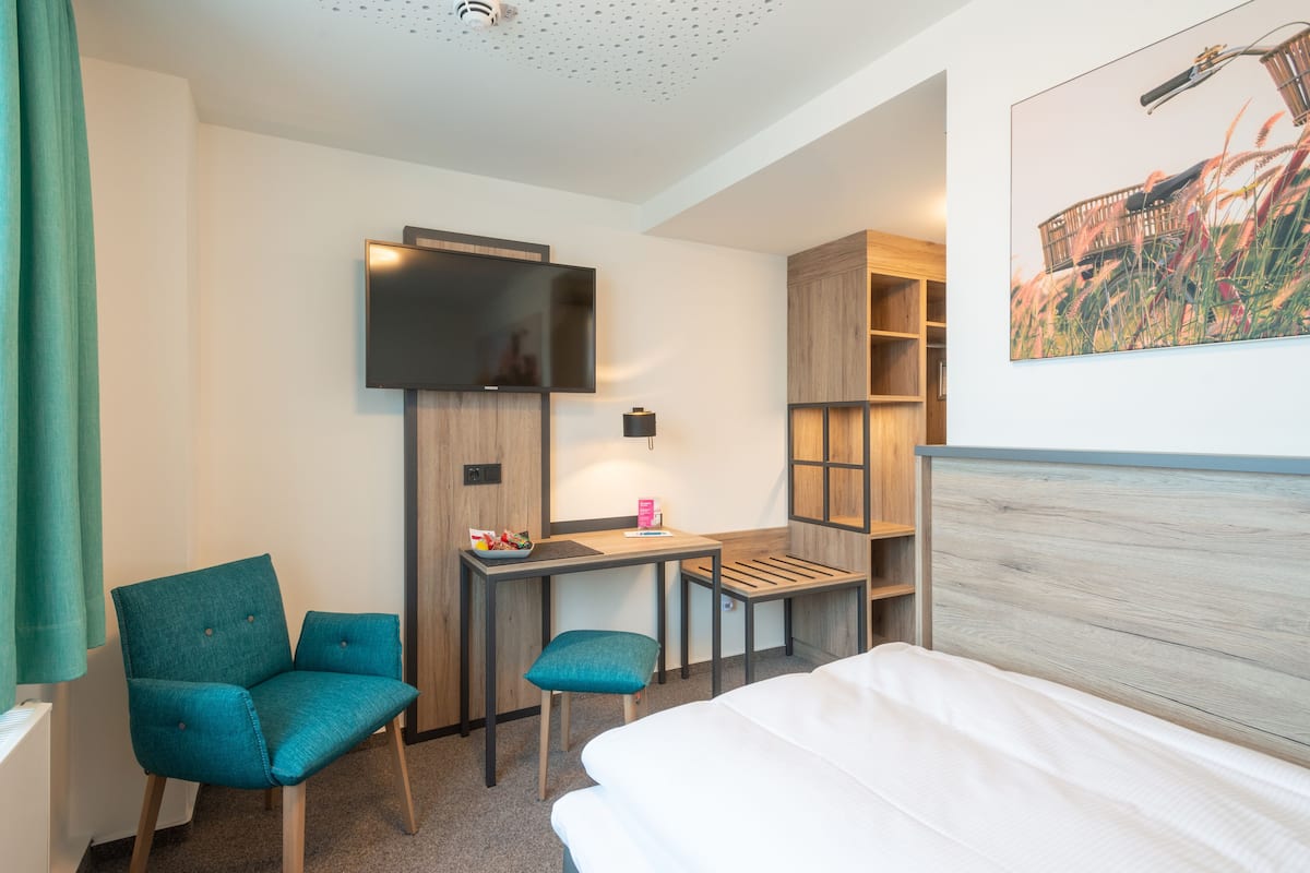 single room | hypo-allergenic bedding, down duvets, desk, laptop workspace