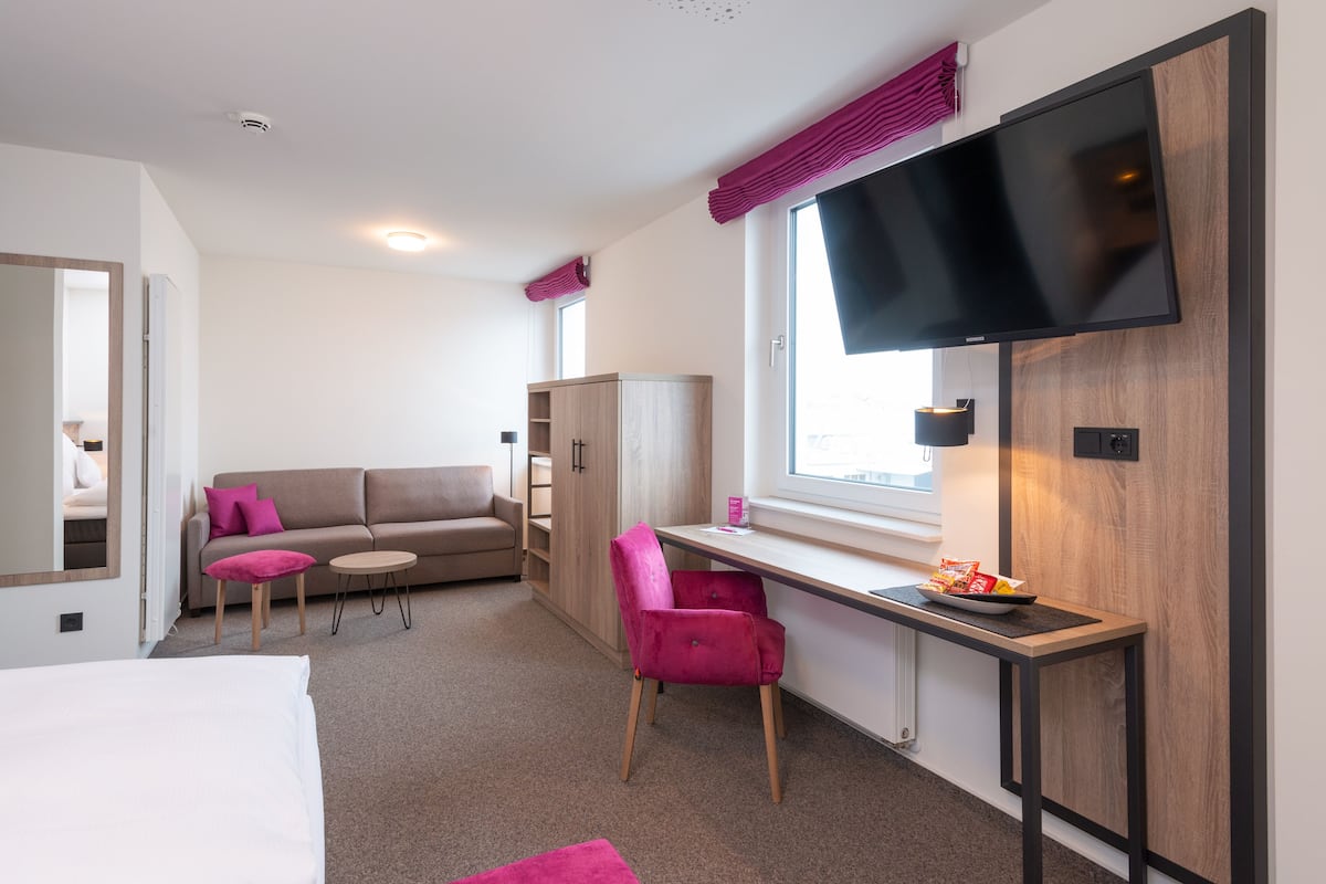 double room (comfort plus) | hypo-allergenic bedding, down duvets, desk, laptop workspace