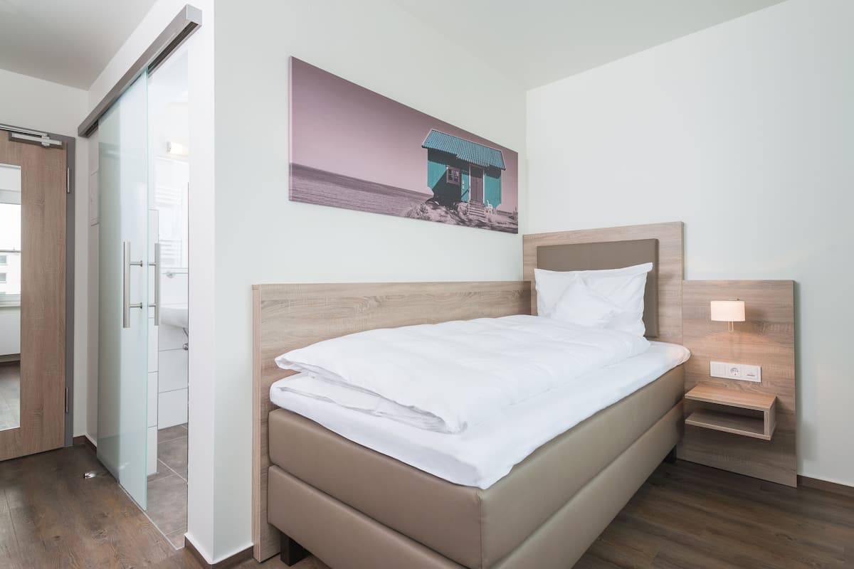 single room | hypo-allergenic bedding, down duvets, desk, laptop workspace