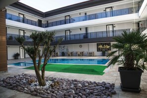 สระว่ายน้ำกลางแจ้ง