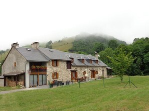 Habitación triple Confort, baño privado, vista a la montaña | Exterior