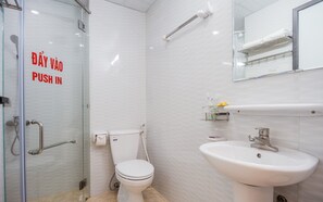 Deluxe Double Room | Bathroom - Cat Ba Valentine Hotel (Hai Phong)
