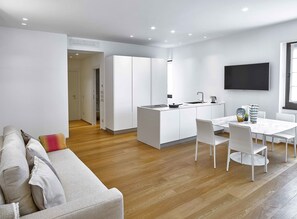 Appartamento Luxury, 1 camera da letto, al piano terra | Area soggiorno | Smart TV 48 pollici con canali via cavo, TV