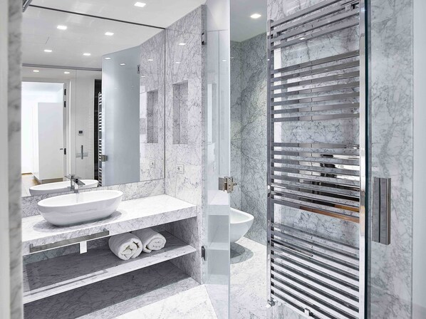 Luxury-Apartment, 1 Schlafzimmer, Erdgeschoss | Badezimmer | Dusche, Haartrockner, Bademäntel, Bidet