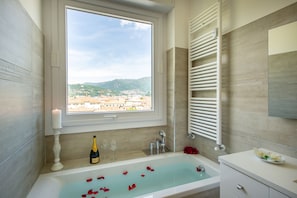 Luxury Apartment, 2 Bedrooms | Bathroom