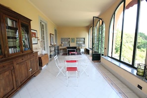Villa de lujo, 5 habitaciones, vista al lago | Sala de estar | Televisión de pantalla plana de 48 pulgadas con canales digitales 