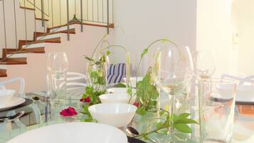 Deluxe Villa, 4 Bedrooms | In-room dining