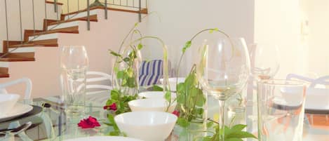 Deluxe Villa, 4 Bedrooms | In-room dining