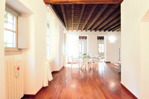 Deluxe Villa, 4 Bedrooms | In-room dining - Villa Magnolia (Como)