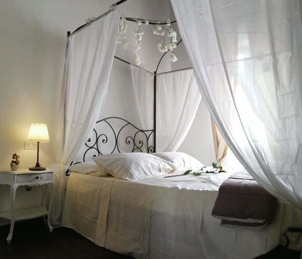 Habitación romántica | Ropa de cama de alta calidad, edredón y camas con efecto memoria