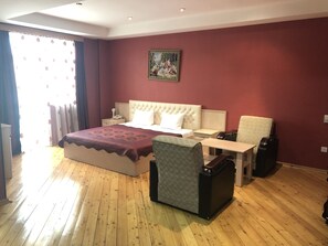 Habitación doble estándar | Minibar, caja de seguridad en la habitación y escritorio 