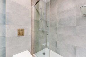 Apartment, 1 Bedroom (63/51) | Bathroom | Shower, hair dryer, towels, toilet paper - Flats For Rent - Waterlane Island (Gdansk)