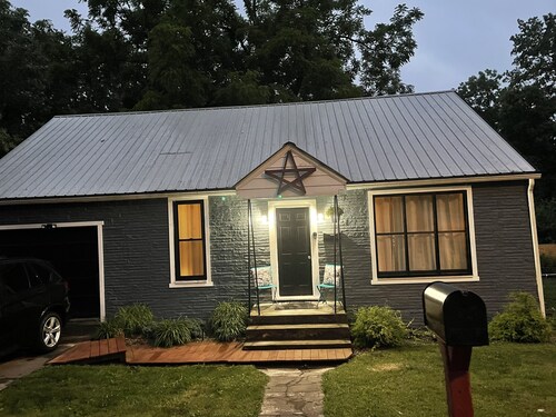Cozy Cottage  in Fayetteville.. Coolest Small  mountain top town , Pet Friendly!