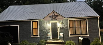 Cozy Cottage  in Fayetteville.. Coolest Small  mountain top town , Pet Friendly!