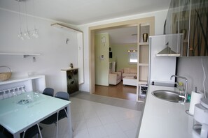Luxury Apartment, 1 Bedroom | Private kitchen | Oven, stovetop, electric kettle, toaster - Apartment Topflat (Belgrade)