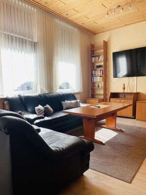 Apartment, 3 Schlafzimmer | Wohnbereich | Flachbildfernseher