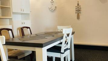 Apartemen, 3 kamar tidur | Makan di kamar