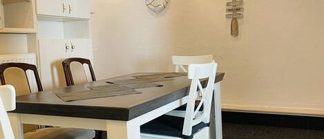 Apartment, 3 Bedrooms | In-room dining