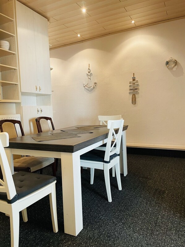 Apartment, 3 Schlafzimmer | Essbereich im Zimmer