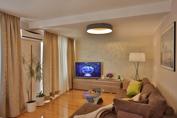 Apartamento, 2 habitaciones | Zona de estar | Una televisión de pantalla plana
