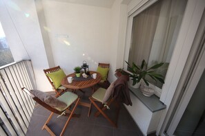 Apartamento, 2 habitaciones | Balcón
