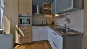 Appartement, 1 slaapkamer | Privékeuken | Een koelkast met diepvriezer, een oven, een kookplaat, een waterkoker