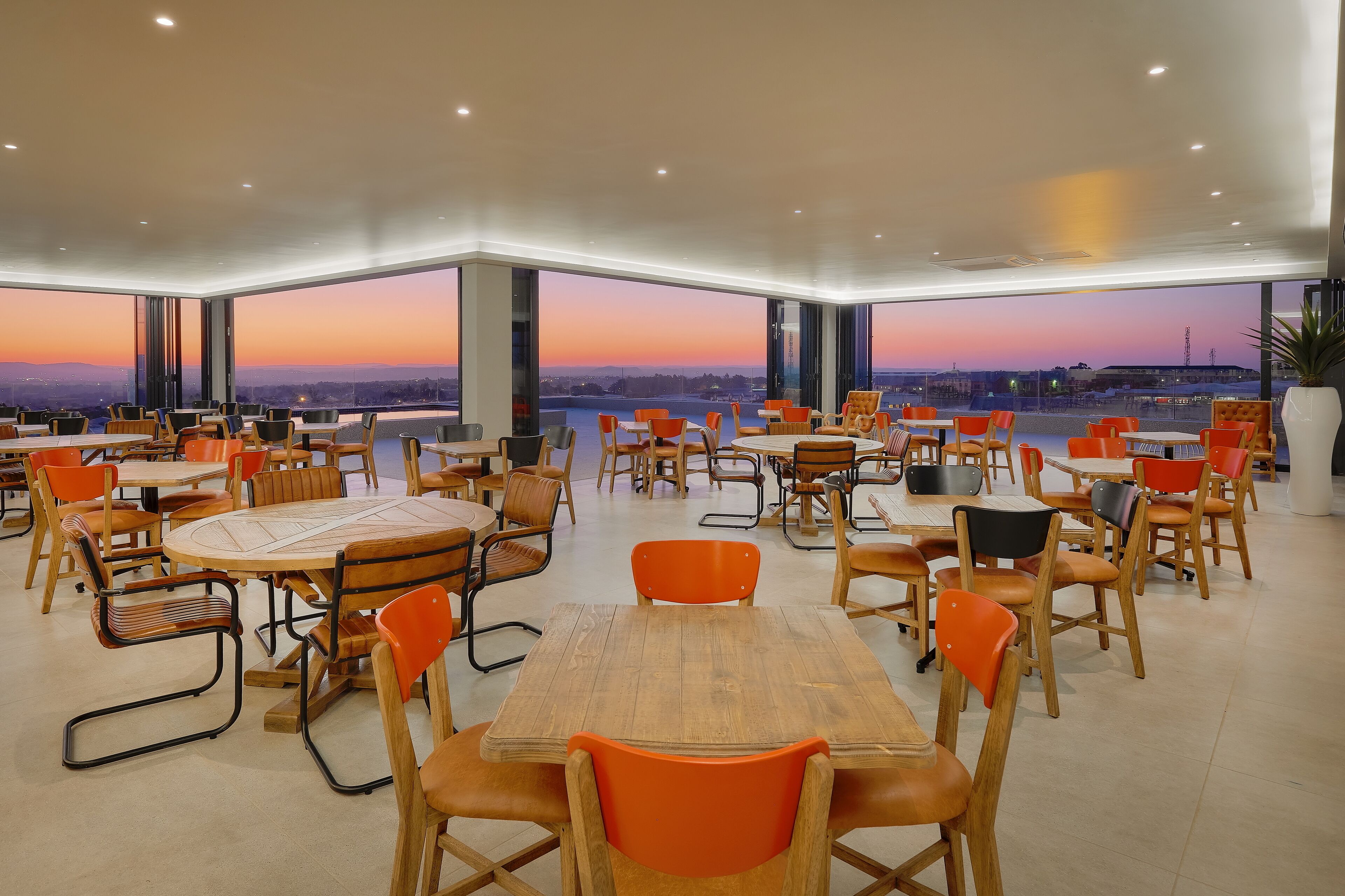 Se sirven desayunos, almuerzos y cenas; cocina local e internacional