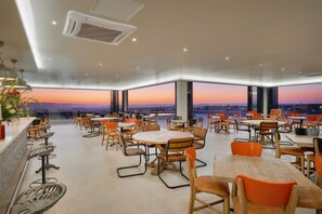 Breakfast, lunch, dinner served; local and international cuisine  - Blueberry Hill Hotel (Randburg)